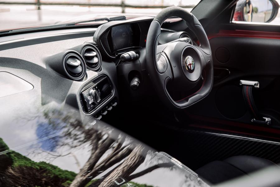 Интерьер Alfa Romeo 4C Launch Edition (960) 2015 года  (AU) (фото 30 из 40)